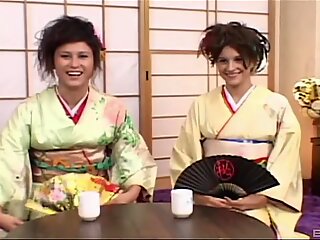 Hot sesso di gruppo con la dispettosa pupe giapponese Sakura Scott & sayuri