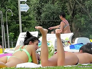 Impresionante abrasadora en la playa en bikini nenas bronceado alta definición mirón vídeo