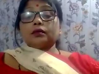 Indische heiße Reif-Tante zeigt ihre großen Brüste