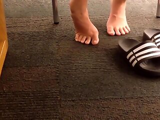 Openhartige universiteitsbibliotheek Aziatische meid adidas slides voeten luchten