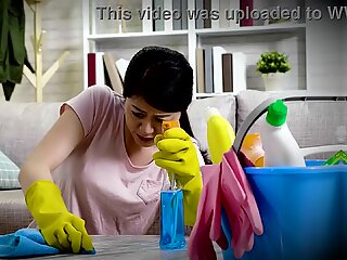 Japonais femme de ménage nettoie Ma sperme collant