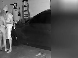 Milf (orta yaşlı kadın) kameraya yakalanmış yalıyor oğullar garajda gizli kamera tarafından en iyi arkadaş