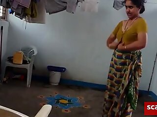 Hindú con peludas axilas viste sari después del baño