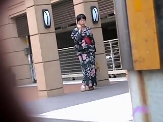Mustatukkainen pieni geisha välähtelee tissiään, kun joku vetää hänen asustaan