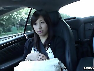 Japanse brunette Karin Asahi zuigt pik in de auto, niet gecensureerd.