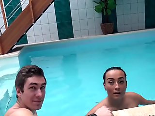 Berburu4k. cuckold berenang sementara orang asing tampan bersenang-senang dengan gadisnya
